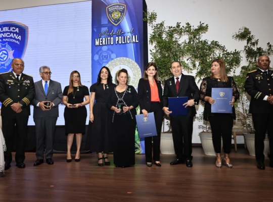 Doctor Mario Lama recibe Medalla al Mérito Policial 2025 por aportes al sistema de salud 