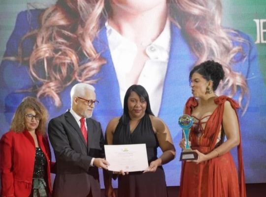 Adompretur celebró la XX edición del Premio Nacional de Periodismo Turístico Epifanio Lantigua, en la cual resultó ganadora del Gran Premio la veterana periodista Ivonne Ferreras