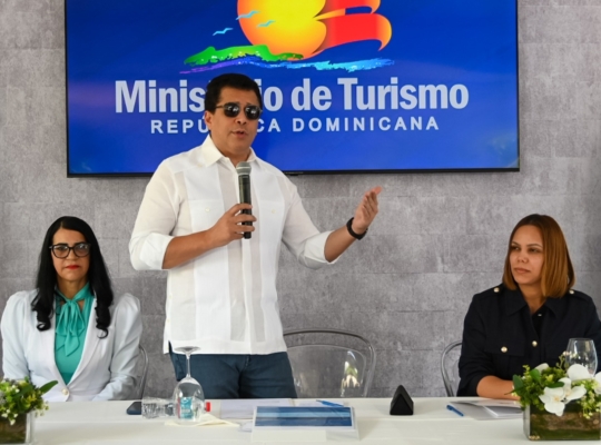 Ministro Kelvin Cruz entrega RD$ 2 millones a la Liga de Verano
