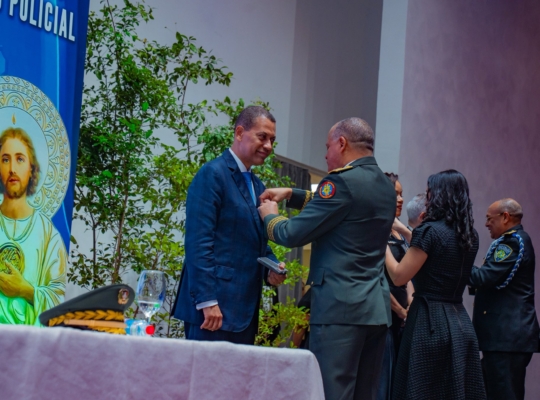 Gómez Mazara recibe Medalla al Mérito Policial por sus aportes en materia tecnológica a la institución del orden