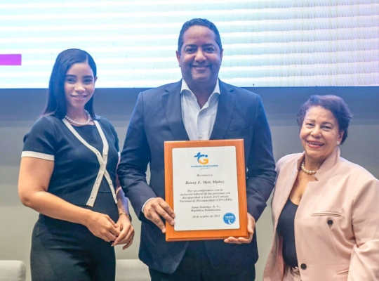 *Presidente del CONADIS, Benny Metz, recibe reconocimiento de la Fundación Gissell Eusebio*