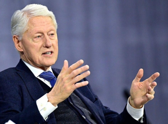 Clinton celebra el alto al fuego entre Israel y Hamás y elogia a Trump por su papel en el acuerdo