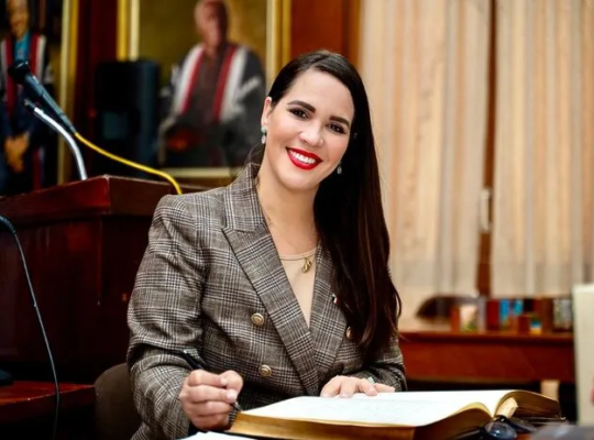 Embajada Dominicana dona 509 libros a la UWI en Jamaica: la más grande hecha por una misión diplomática