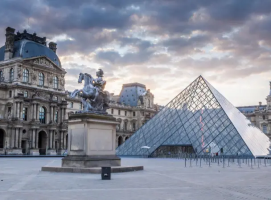 6 datos de la fascinante historia del Louvre, el antiguo palacio de la monarquía francesa convertido en el museo más grande del mundo