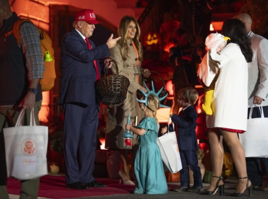 Trump y Melania celebran en la Casa Blanca la tradicional entrega de dulces por Halloween
