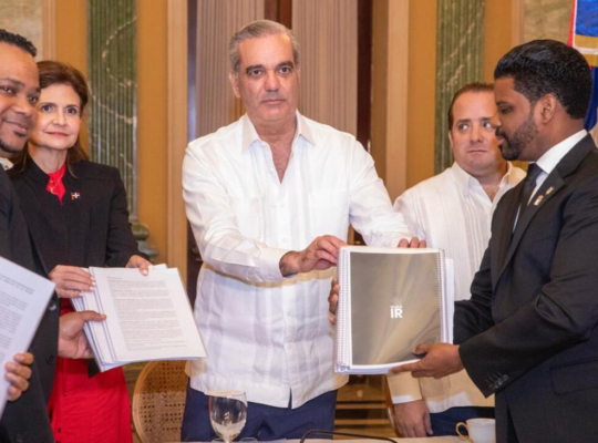 Abinader reafirma su respaldo total a la lucha contra la violencia de género y apoya la Reforma “Déjala Ir”