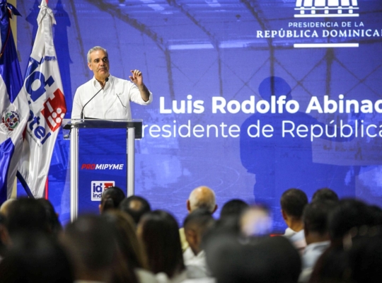Abinader encabeza entrega de RD$150 millones en créditos para 630 mipymes en DN; Indotel impulsa programa de alfabetización digital