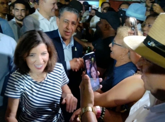 Gobernadora de Nueva York llega a Santiago de los Caballeros junto a Adriano Espaillat