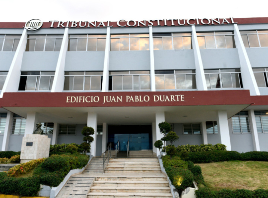 Histórico acercamiento: Iglesia Católica respalda postura del clero evangélico ante decisión del TC