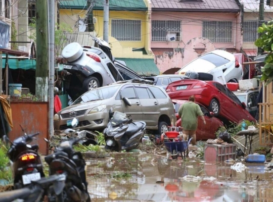 Decenas de muertos y escenas de devastación en Filipinas tras el paso del tifón Kalmaegi