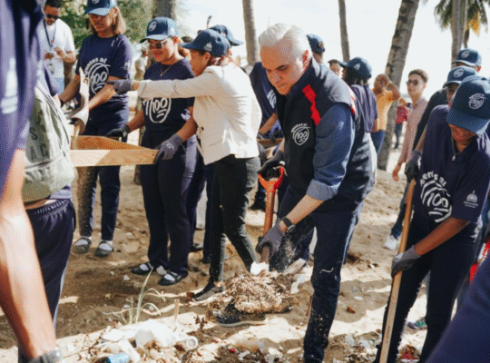 Ministro Luis Miguel De Camps encabeza primera acción formativa de “Agentes al 100” con jornada de limpieza en la playa de Montesinos