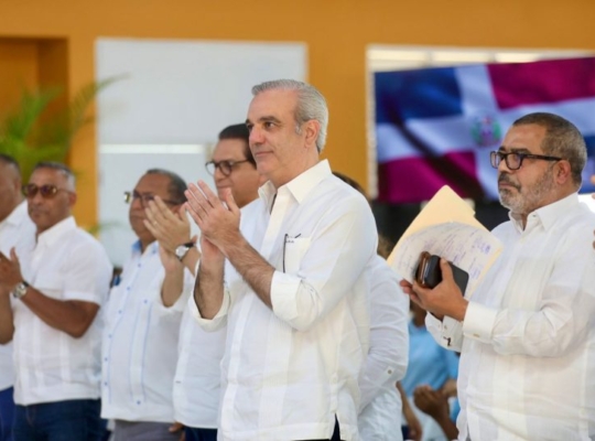 Presidente Abiander entrega nuevo liceo en Santiago para garantizar educación de calidad a 840 estudiantes