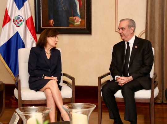 Presidente Abinader recibe en el Palacio Nacional a la gobernadora del estado de Nueva York, Kathy Hochul