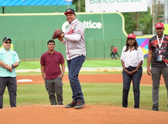 Eddy Alcántara lanza la primera bola en partidoentre Leones del Escogido y Estrellas Orientales