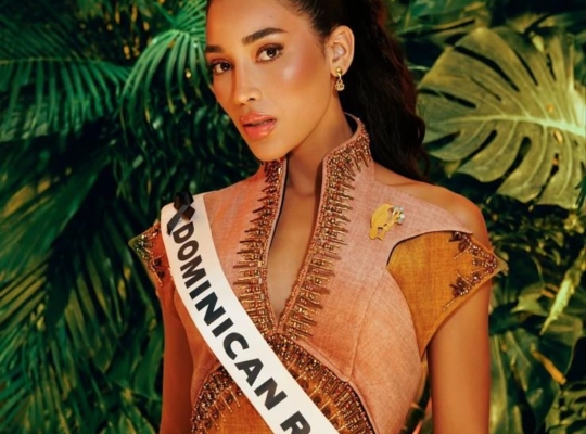 Jennifer Ventura deslumbra en Tailandia con atuendos cargados de identidad dominicana