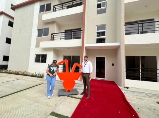 CBS Developments entrega apartamento a Mami Nolas, participante de La Casa de Alofoke 2