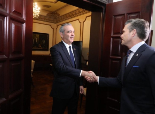 Abinader recibe al secretario de Defensa de EE. UU., Pete Hegseth en el Palacio Nacional