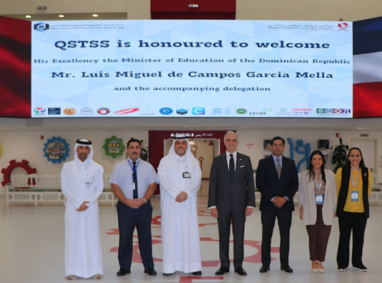 Ministro De Camps presenta visión educativa dominicana en cumbre mundial en Qatar