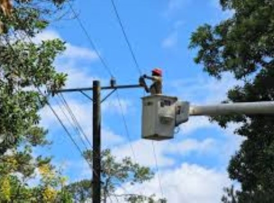 Edenorte fortalece redes eléctricas y sistema de alumbrado en el Noroeste del país