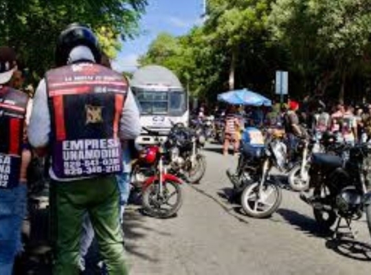Motoconchistas protestan frente al Palacio Nacional por obligatoriedad de cascos homologados
