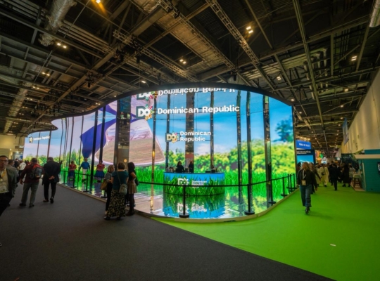  Ministro de Turismo de la RD inauguró hoy su moderno stand en WTM Londres 2025
