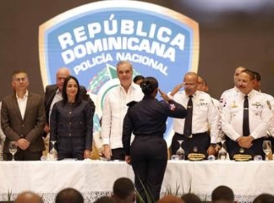 Presidente Abinader encabeza graduación de 2,421 nuevos agentes de la Policía Nacional