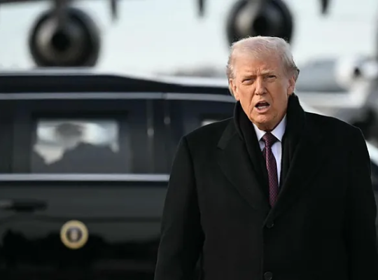 El periodista Tucker Carlson afirma que Trump anunciará la guerra con Venezuela esta noche