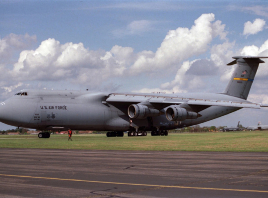 Llegan al país dos aeronaves militares de EE. UU. como parte de un plan de ayuda humanitaria