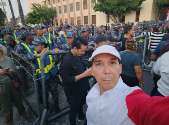 MIRA LOS CARTELES MÁS LLAMATIVOS DE LA PROTESTA CONTRA SENASA Y ENTÉRATE DE LO QUE DICE ÁNGEL PUELLO SOBRE LOS HOSPITALES SIN AGUJAS