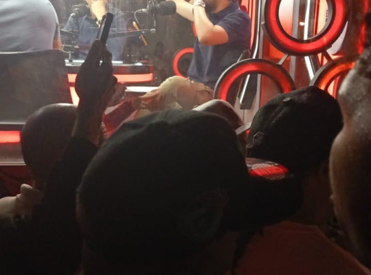 PROTESTANTES CASI ROMPEN UNIDAD MÓVIL DE NUEVO DIARIO DURANTE PROTESTA CONTRA SENASA