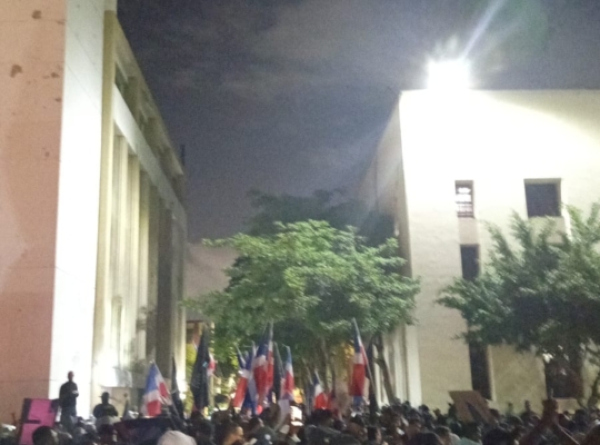 Protesta por fraude de SENASA se desarrolla está noche con muchas familias completas.