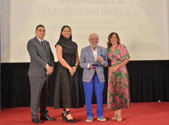 ICOPER reconoce trayectoria del comunicador Jochy Santos en su VI Graduación