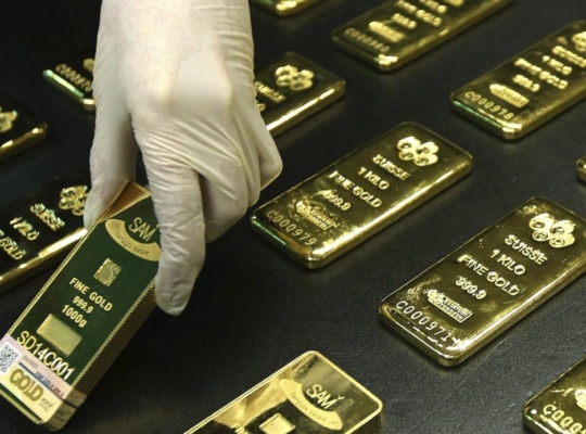 El oro supera, por primera vez en su historia, los 4.500 dólares, y la plata los 72 dólares