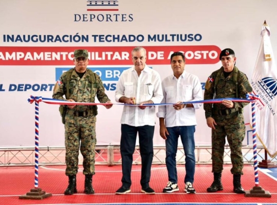Presidente Abinader inaugura techado multiuso en el Campamento 16 de Agosto y comparte un almuerzo navideño con más de 2,500 soldados