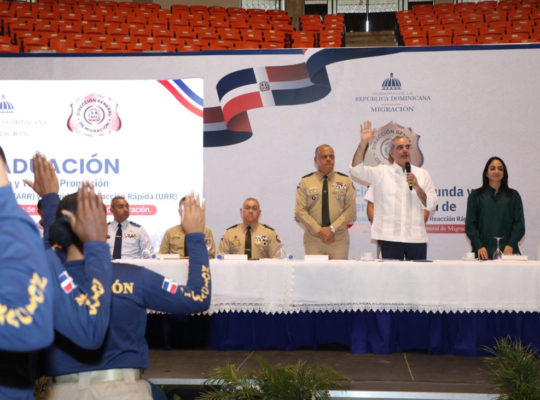 Presidente Abinader juramenta 865 nuevos agentes para fortalecer el control migratorio en todo el país