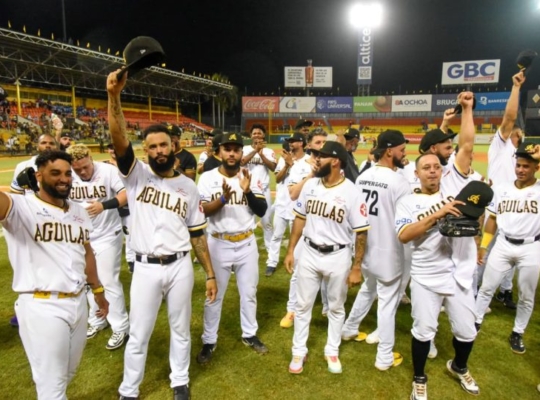 Águilas blanquean a Leones y clasifican oficialmente al Round Robin