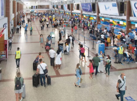 Migración extiende facilidad de ingreso turístico para ciudadanos de América, Europa y Reino Unido