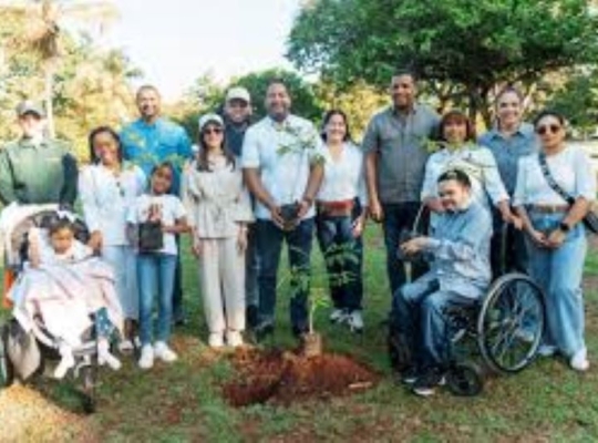 Conadis lidera siembra inclusiva en el Mirador Sur durante la Semana de la Discapacidad 2025