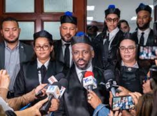 Anoche se dictó prisión preventiva: Santiago Hazim y seis implicados enviados a Najayo en caso SENASA; país vive una vigilia histórica con fervor ciudadano y protesta social