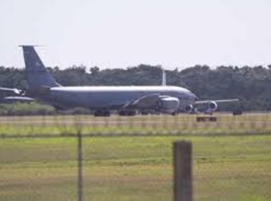 Seis aeronaves KC-135 al Aeropuerto Internacional de Las Américas (AILA), como parte del despliegue militar