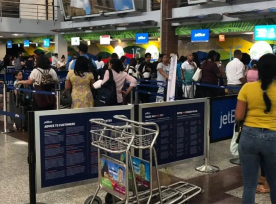 Aerodom informa normalización gradual de vuelos hacia EE. UU. tras cancelaciones por tormenta de nieve