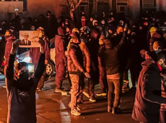 Por qué las protestas en Irán que ya han dejado «miles de muertos» no tienen precedentes