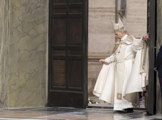 El papa clausura el Jubileo al cerrar la Puerta Santa del Vaticano