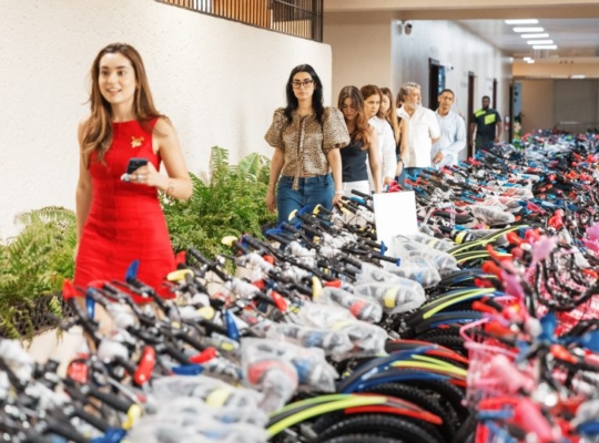 Hijas del presidente Abinader visitan el montaje de Plásticos por Juguetes en la Alcaldía del DN