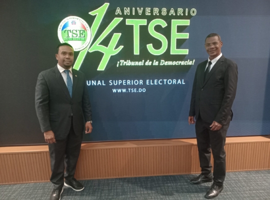 Comisión de alguaciles participa en acto aniversario TSE