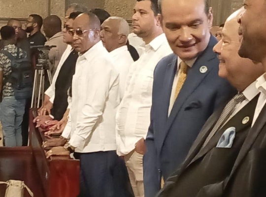 Incidente de salud con el padre de Ramfis Domínguez Trujillo durante la misa de la Altagracia en Higüey genera tensión y deja una lección de humanidad.