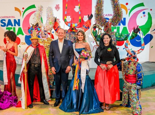 Stefany Guzmán es coronada Reina del Carnaval de Santiago 2026