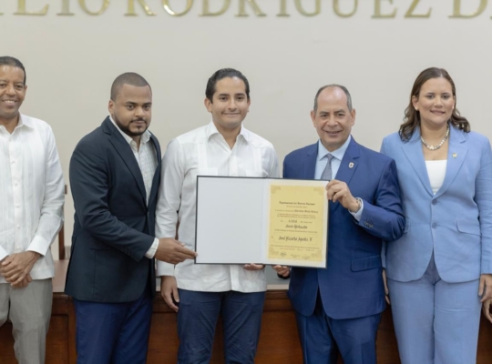 Reconocen a José Ricardo Aponte con el Premio Joven Destacado del Distrito Nacional