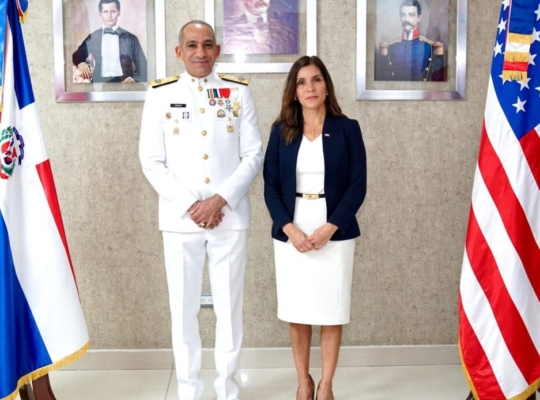 Leah F. Campos, sostuvo encuentro  con el presidente de la DNCD, el vicealmirante José Manuel Cabrera Ulloa, con el objetivo de fortalecer la cooperación bilateral 