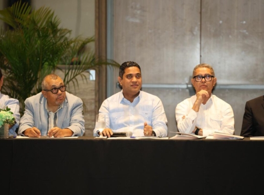 Kelvin Cruz presenta ambicioso plan deportivo para 2026 en histórica reunión con la crónica deportiva dominicana
